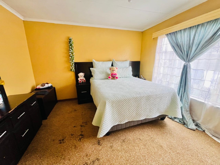 3 Bedroom Property for Sale in Molifi Tau Kloof Free State